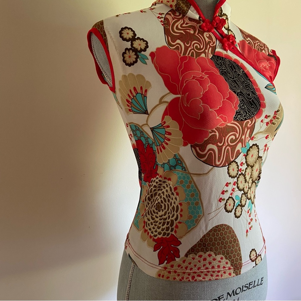 Women's Fitted Bright Floral Top